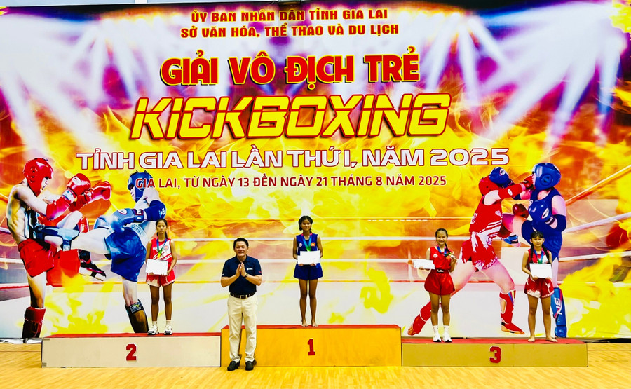 Phó Giám đốc Sở Văn hóa, Thể thao và Du lịch tỉnh Gia Lai Bùi Trung Hiếu trao huy chương cho các vận động viên nữ có thành tích xuất sắc ở hạng cân 42 kg. Ảnh: M.N eb0cae92a8b89e386e478ad02db45eda.jpg