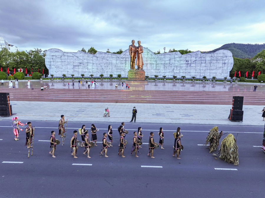 ក្រុមគងនៃភូមិ Pleiku Roh បានសម្តែងនៅក្នុងពិធីបុណ្យតាមដងផ្លូវ 2b4ff4f0c8fd43a31aec.jpg