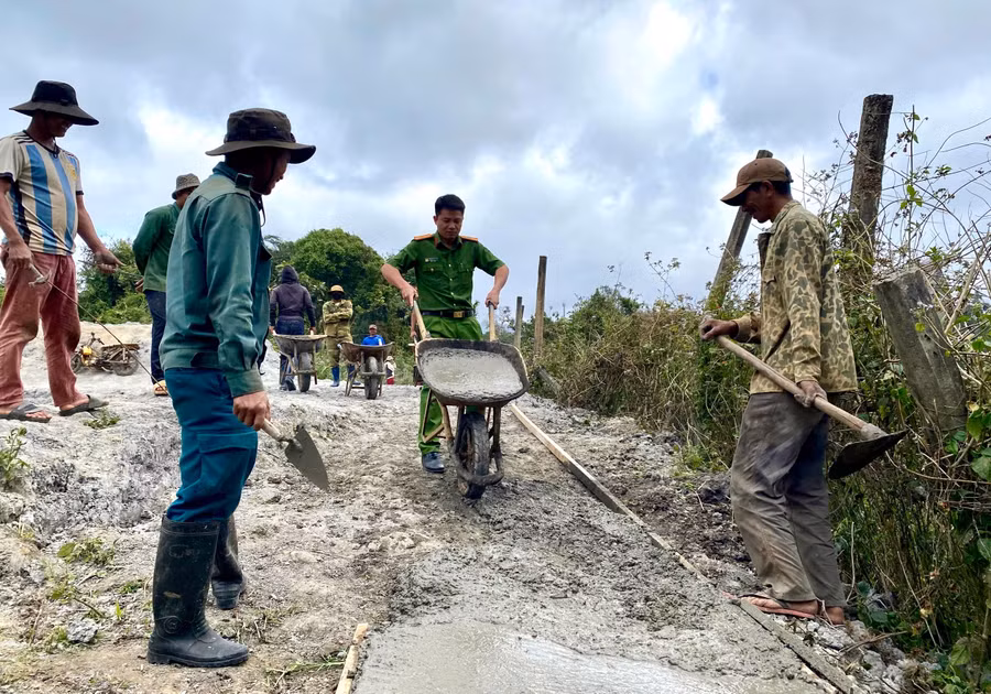 can-bo-chien-si-cung-nguoi-dan-xa-hra-dong-gop-ngay-cong-xay-dung-tuyen-duong.jpg