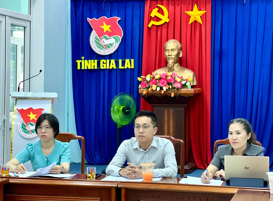 Ban giám khảo chấm điểm các video clip nộp tham gia cuộc thi. Ảnh: M.N ban-giam-khao-cham-diem-cac-video-clip-du-thi-vong-so-khao.jpg