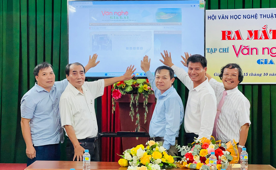 Các đại biểu nhấn nút ra mắt Tạp chí Văn nghệ Gia Lai điện tử. Ảnh: M.N cac-dai-bieu-nhan-nut-ra-mat-tap-chi-van-nghe-gia-lai.jpg