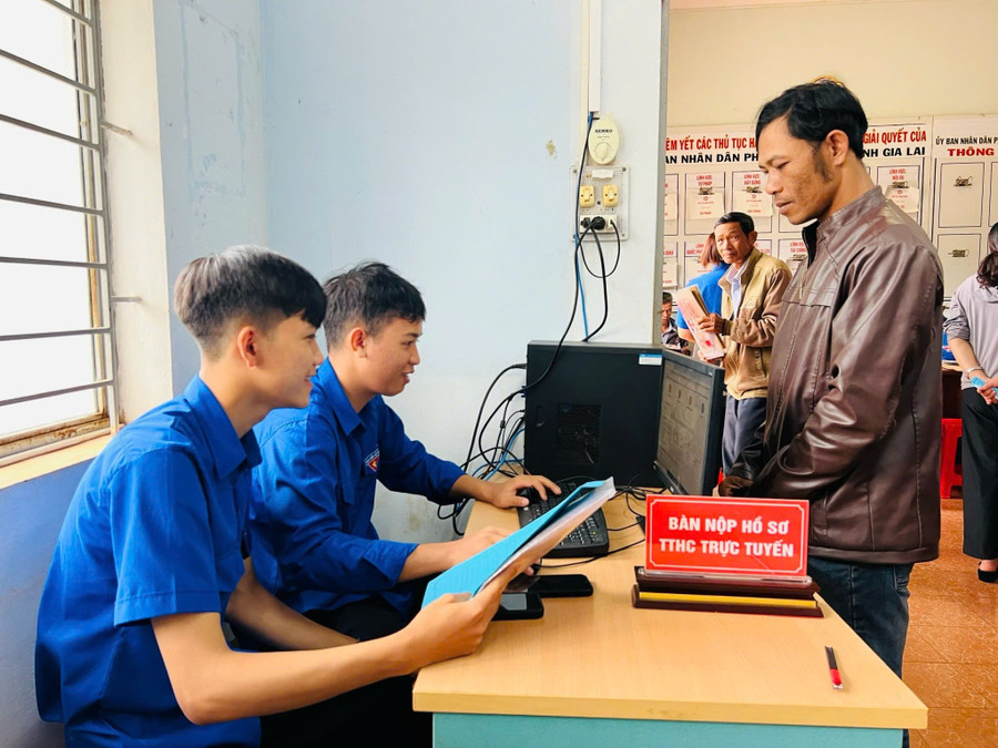 Đoàn viên, thanh niên phường An Phú hỗ trợ người dân nộp hồ sơ thủ tục hành chính trực tuyến. Ảnh: P.L img-4791.jpg