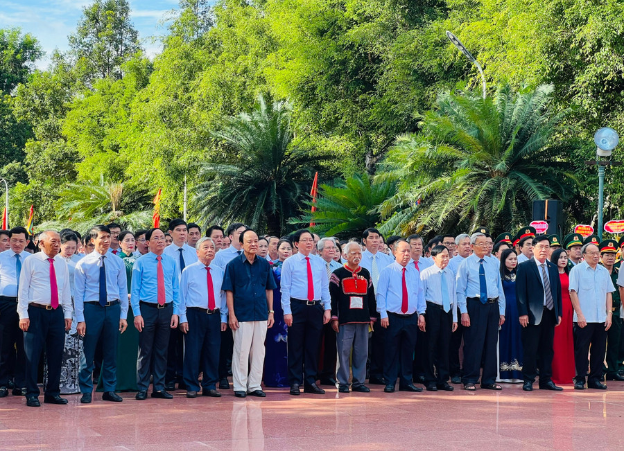 Các đại biểu cùng đông đảo người dân và du khách thành kính tưởng nhớ, dâng hoa trước tượng đài Hoàng đế Quang Trung. Ảnh: P.L cac-dong-chi-lanh-dao-dai-bieu-va-dong-dao-nguoi-dan-thanh-kinh-dang-hoa-tuong-nho-hoang-de-quang-trung.jpg