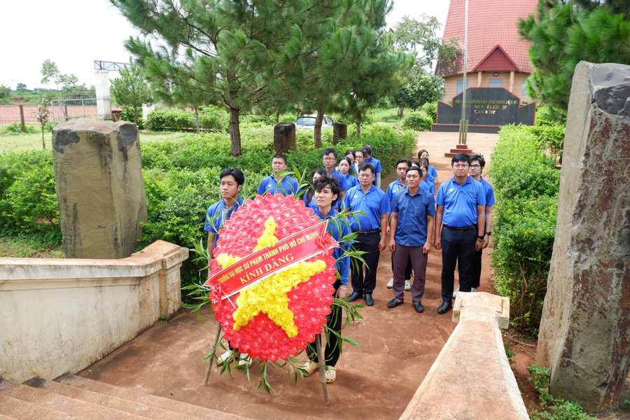 Lãnh đạo Trường Đại học Sư phạm TP. Hồ Chí Minh, Chi bộ Sinh viên 1 cùng Đảng ủy xã Al Bá dâng hoa tại nhà bia tưởng niệm liệt sĩ xã Al Bá. Ảnh: Giáng My 5ea9303f7760ff3ea671.jpg