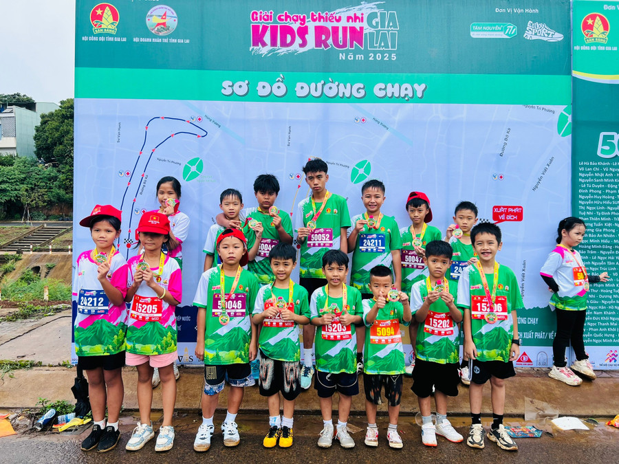 Những tấm huy chương ghi nhận nỗ lực của các em nhỏ trên đường chạy. Ảnh: M.N 44acd72e66ffccdf9e4721d9113d9037.jpg