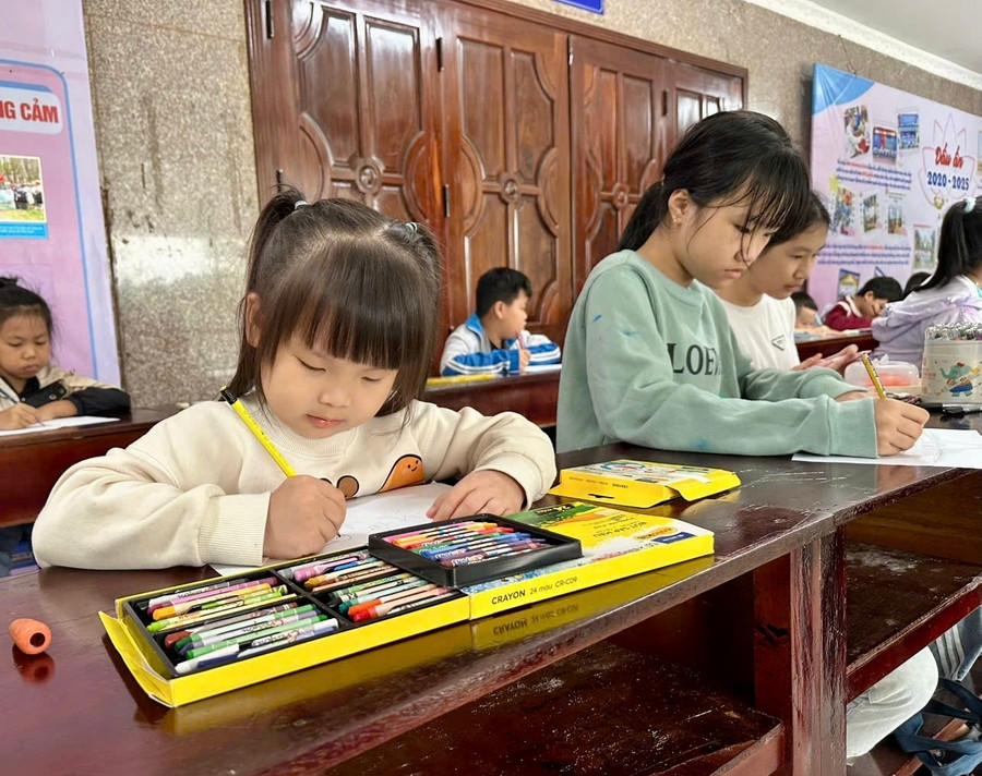 Thiếu nhi tham gia hoạt động vẽ tranh với chủ đề “Tổ quốc trong tim em”. Ảnh: M.N img-4572.jpg