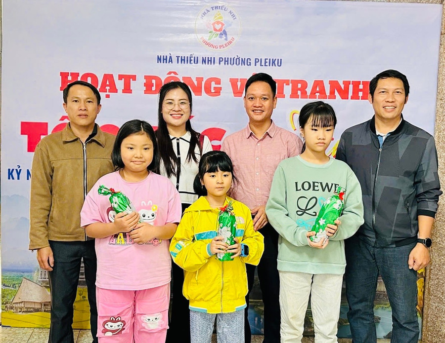 Ban tổ chức tặng quà cho các thiếu nhi có tranh vẽ đẹp và ý nghĩa. Ảnh: M.N img-4574.jpg