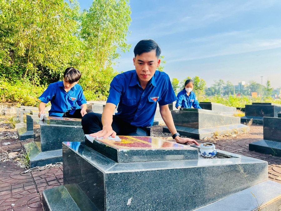 doan-vien-thanh-nien-xa-tuy-phuoc-don-dep-ve-sinh-khuon-vien-lau-chui-bia-mo-tai-nghia-trang-liet-si-dieu-tri.jpg