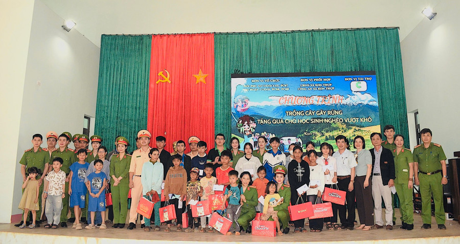 Các đơn vị tặng quà cho thiếu nhi ở xã Kon Thụp. Ảnh: Thu Hiền img-2131-6136.jpg