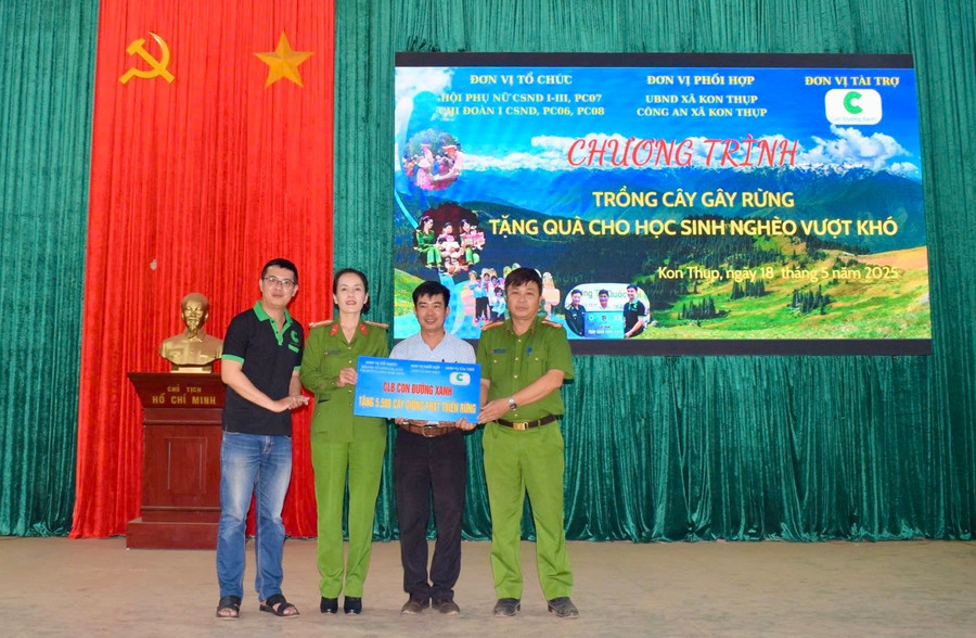 Đại diện các đơn vị trao bảng tượng trưng hỗ trợ cây xanh cho đại diện xã Kon Thụp. Ảnh: Thu Hiền img-2132-9231.jpg
