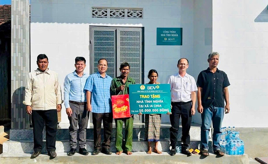 uy-ban-mttq-viet-nam-xa-ia-chia-phoi-hop-bidv-chi-nhanh-nam-gia-lai-trao-kinh-phi-xay-nha-cho-ho-ngheo-ksor-be-anh-hong-phong.jpg