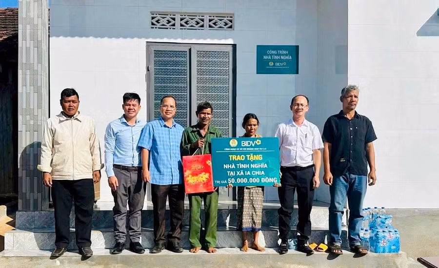 uy-ban-mttq-viet-nam-xa-ia-chia-phoi-hop-bidv-chi-nhanh-nam-gia-lai-trao-kinh-phi-xay-nha-cho-ho-ngheo-ksor-be-anh-hong-phong.jpg