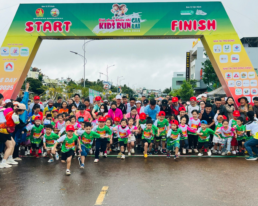 Các runner nhí hào hứng tham gia cự ly 500m. Ảnh: M.N 89e6d653b1145ca40b05ceec3bfdbf9b.jpg