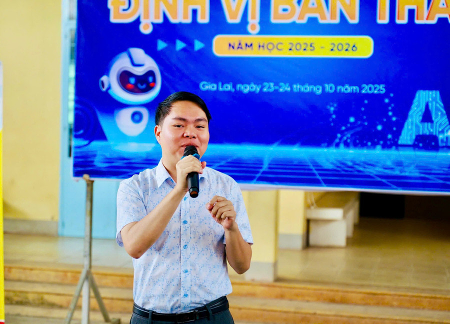 Thầy Trương Chấn Sang-Ủy viên Ban Văn hóa sinh viên (Hội nghiên cứu và giảng dạy tiếng Anh TP. Hồ Chí Minh) phát biểu định hướng về việc chọn ngành, nghề cho học sinh THPT. Ảnh: Xuân Hậu thay-truong-chan-sang-chia-se-dinh-huong-cho-hoc-sinh-lop-12.jpg