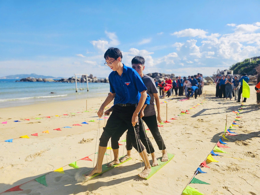 Sinh viên tham gia hoạt động team building. Ảnh: M.N sinh-vien-cac-truong-tham-gia-cac-hoat-dong-giao-luu-the-thao.jpg