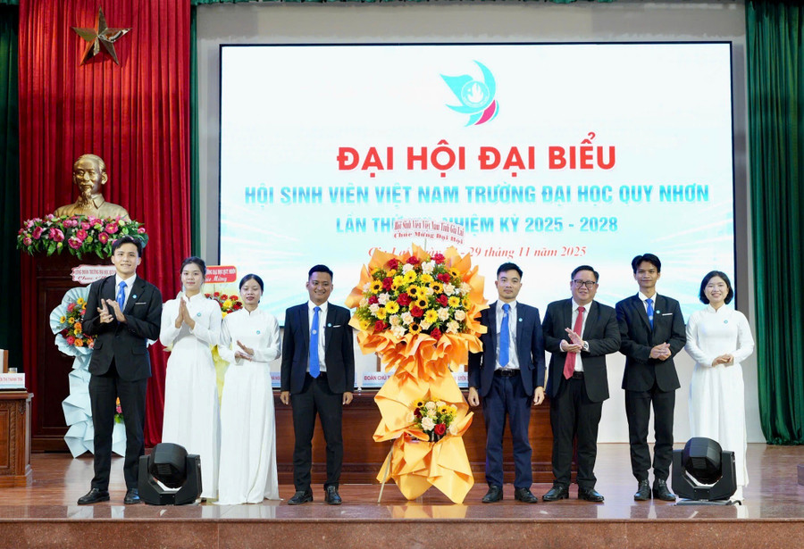 lanh-dao-hoi-sinh-vien-viet-nam-tinh-gia-lai-tang-hoa-chuc-mung-dai-hoi.jpg