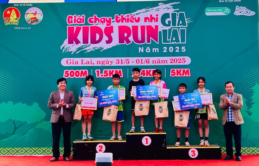 Ban tổ chức trao giải nhất, nhì, ba cho các runner tham gia cự ly 2,4km. Ảnh: M.N 97c6ee2e7b379f9d5c1ecc457dff4d15.jpg