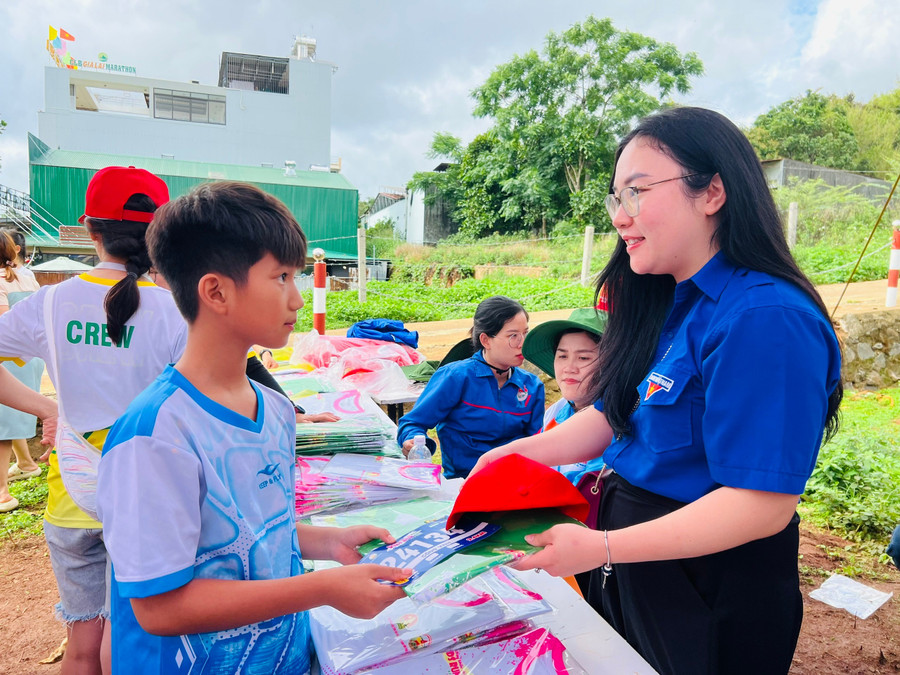 Ban tổ chức phát racekit cho các vận động viên “nhí”. Ảnh: M.N 3d0c8773dc24332321e2bd36760fb9ea.jpg