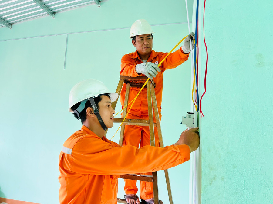 Đoàn viên, thanh niên Đoàn cơ sở Công ty Điện lực Gia Lai lắp đặt hệ thống điện mới cho nhà ông Ngưih (làng Chuk, xã Kon Thụp). Ảnh: M.N f03df7e90e0229def102b35f0e6ee545.jpg