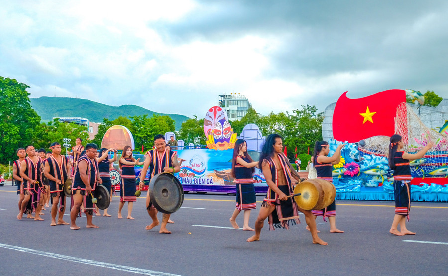 ការសម្តែងគួរឱ្យចាប់អារម្មណ៍ដោយក្រុមគងនៃភូមិ Pleiku Roh នៅទីលាន Nguyen Tat Thanh (វួដ Quy Nhon)។ d80196da86d70d8954c6.jpg
