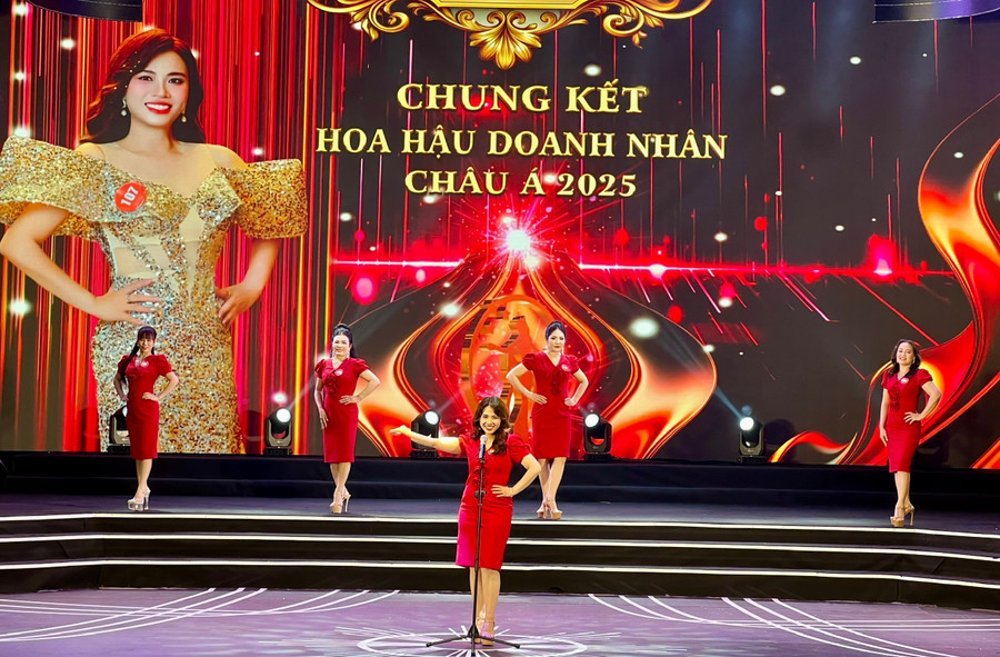 Các thí sinh tham gia phần thi trình diễn trang phục công sở tại đêm chung kết. Ảnh: M.N cac-thi-sinh-tham-gia-phan-thi-trang-phuc-cong-so-tai-dem-chung-ket.jpg