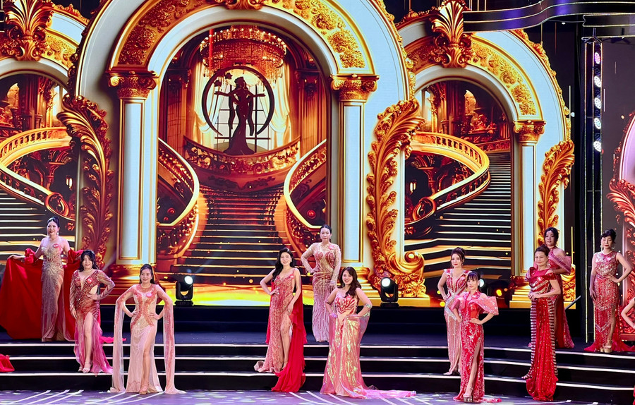 Các thí sinh tham gia phần thi trình diễn trang phục dạ hội tại đêm chung kết. Ảnh: M.N cac-thi-sinh-tham-gia-phan-thi-trang-phuc-da-hoi-tai-dem-chung-ket.jpg