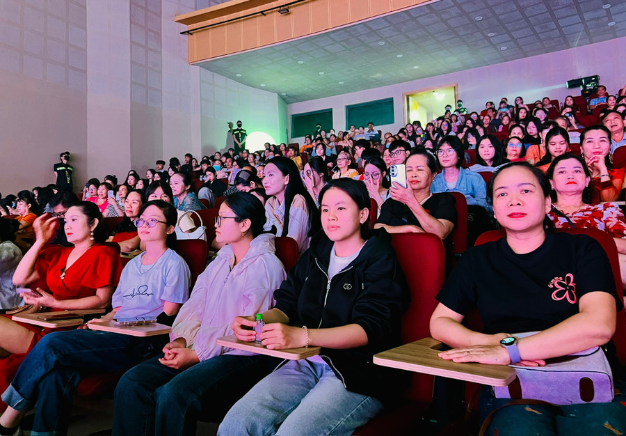 Đông đảo khán giả đến xem, cổ vũ cho các thí sinh tại đêm chung kết. Ảnh: M.N cac-khan-gia-theo-doi-co-vu-cac-thi-sinh-tai-dem-chung-ket.jpg