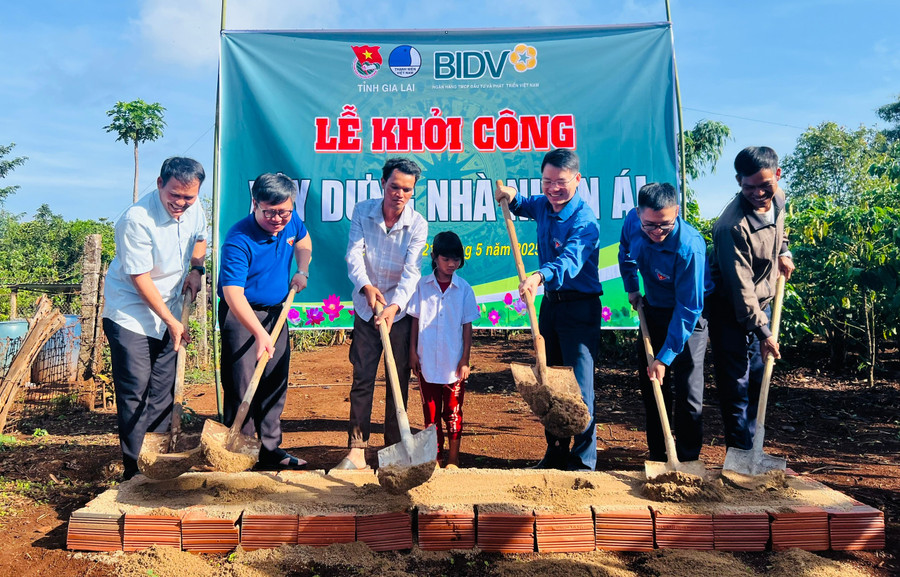 Đại diện các đơn vị khởi công xây dựng nhà nhân ái cho em Rlan H’Nhan. Ảnh: M.N 04e1910e8a4d64cddf812b9920cd41ae.jpg