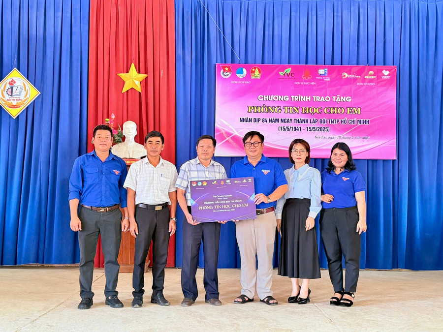 Đại diện các đơn vị trao bảng tượng trưng “Phòng tin học cho em” cho Trường Tiểu học Bùi Thị Xuân. Ảnh: ĐVCC img-2040.jpg