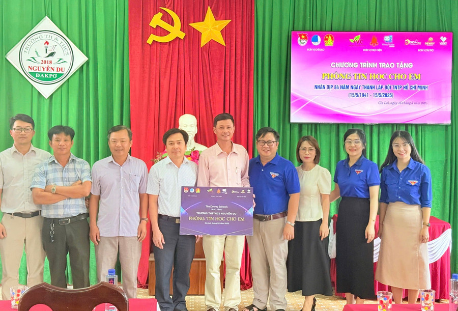 Đại diện các đơn vị trao bảng tượng trưng “Phòng tin học cho em” cho Trường Tiểu học và THCS Nguyễn Du. Ảnh: ĐVCC img-2047.jpg