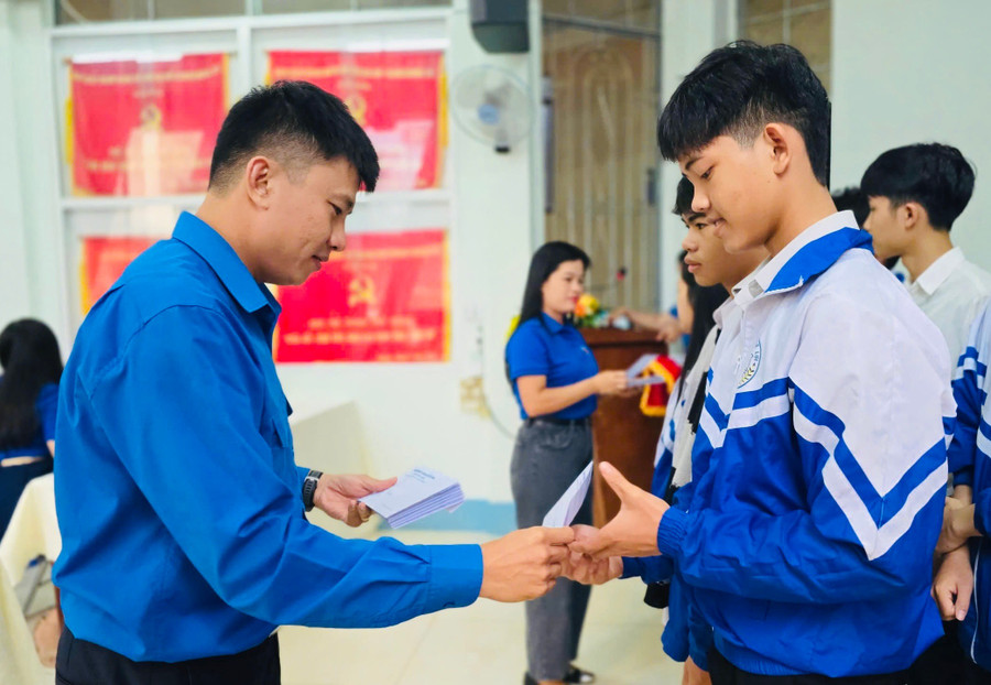 Bí thư Thành Đoàn Pleiku Thái Giang Nam trao học bổng cho học sinh lớp 12 có hoàn cảnh khó khăn. Ảnh: M.N 2fcfcfc1f9a3875aced0263578a0323a.jpg