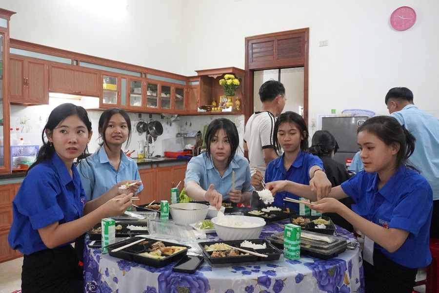 Các sĩ tử ở huyện Đức Cơ ăn cơm trưa tại quán cơm Bếp Quê. Ảnh: Chu Hằng img-3989.jpg