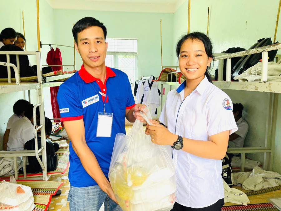 Sự tiếp sức của các tình nguyện viên giúp thí sinh có động lực hoàn thành tốt kỳ thi tốt nghiệp THPT năm 2025. Ảnh: R.T img-4008.jpg