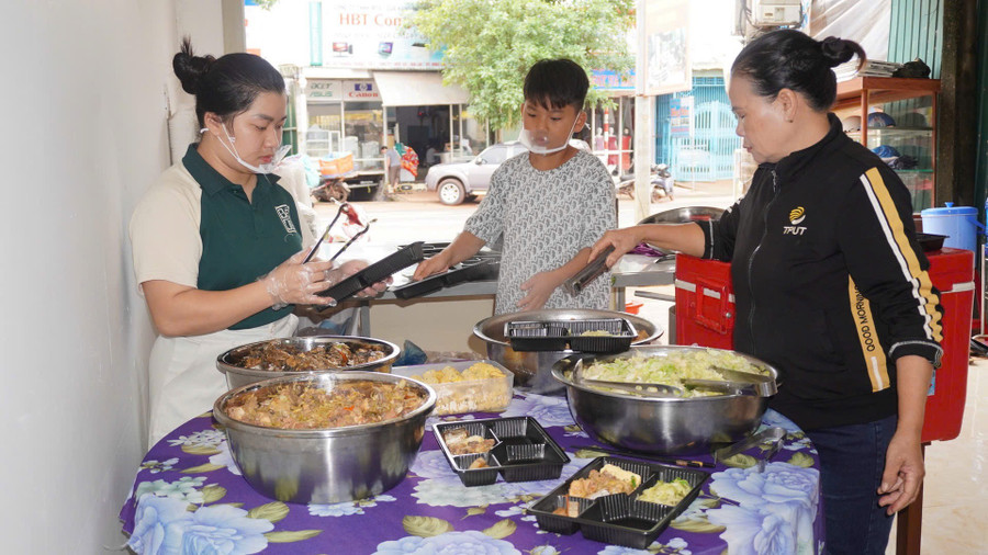 Quán cơm Bếp Quê (số 190 đường Quang Trung, thị trấn Chư Ty, huyện Đức Cơ) nấu cơm để tiếp sức cho các sĩ tử. Ảnh: Chu Hằng img-3988.jpg