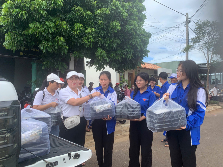 Các thành viên Nhóm thiện nguyện Hiểu và Thương trao suất cơm cho thí sinh ở huyện Chư Sê. Ảnh: M.N img-3991.jpg