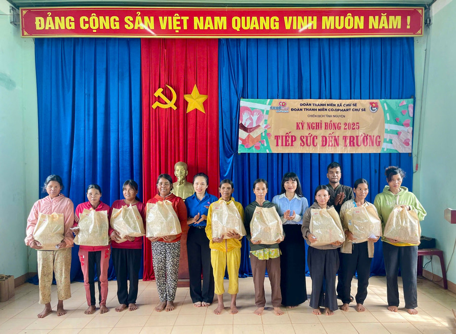 Đoàn xã Chư Sê phối hợp với Đoàn Thanh niên Co.opmart Chư Sê tặng quà cho các gia đình chính sách ở làng Pan. Ảnh: Công Thành img-4518.jpg