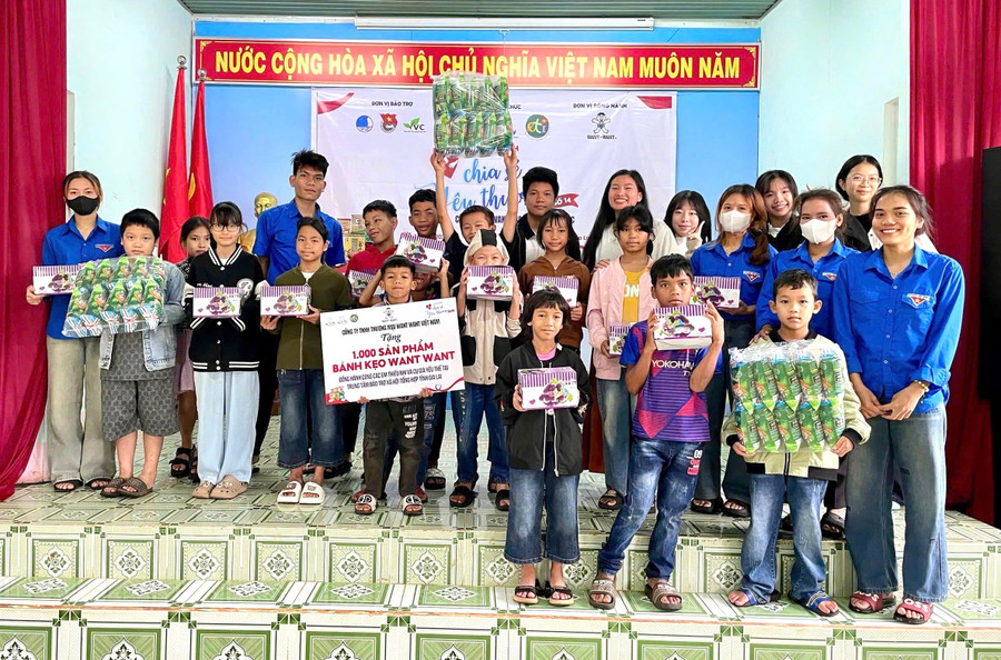 Ban tổ chức tặng quà cho thiếu nhi ở Trung tâm Bảo trợ Xã hội tổng hợp tỉnh. Ảnh: Cao Thắng img-3459.jpg