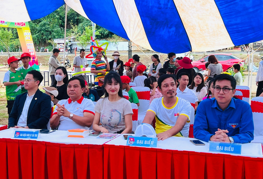 Các đại biểu tham gia lễ khai mạc giải chạy. Ảnh: M.N 2c2c3db0e911884b70281dbef670ccc9.jpg