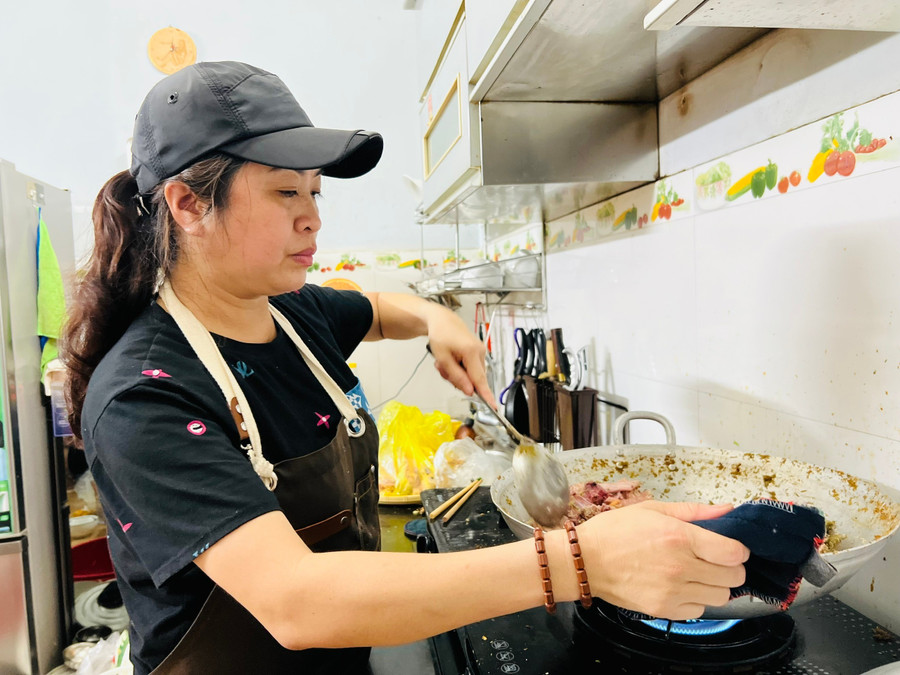 Chị Nguyễn Thị Hồng Phượng-Trưởng nhóm thiện nguyện Hiểu và Thương nấu ăn để tiếp sức cho các sĩ tử. Ảnh: M.N cfd40476389a8fc4d68b-1.jpg