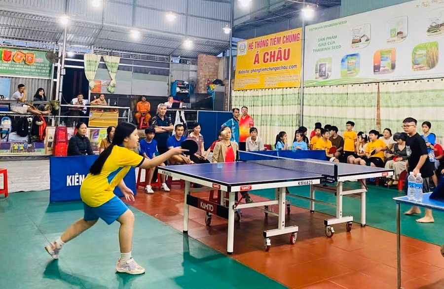 cac-van-dong-vien-tham-gia-thi-dau-bong-ban.jpg