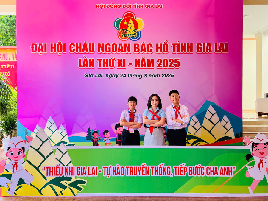 Em Vũ Hoàng Nam (bìa phải) và em Đoàn Minh Thư (bìa trái) là 2 trong 7 đại biểu của tỉnh tham dự Đại hội Cháu ngoan Bác Hồ toàn quốc lần thứ X-năm 2025. Ảnh: P.L img-1516.jpg