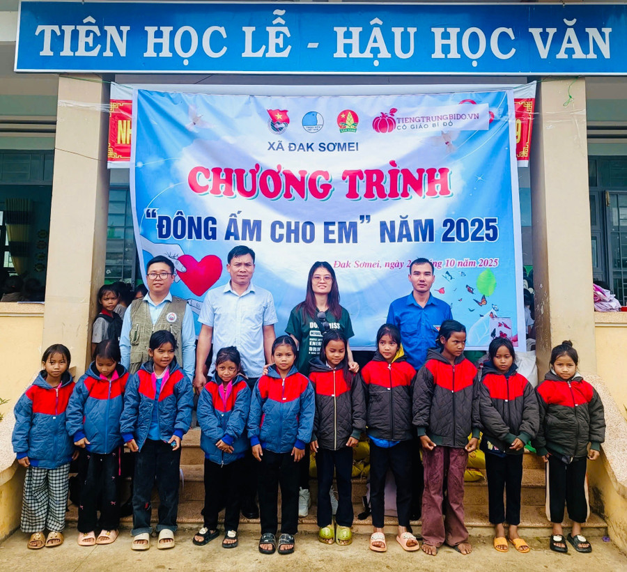 Các đơn vị tặng áo ấm cho học sinh Trường Phổ thông Dân tộc bán trú Tiểu học Hà Đông. Ảnh: Văn Vui ban-to-chuc-tang-ao-am-cho-hoc-sinh.jpg