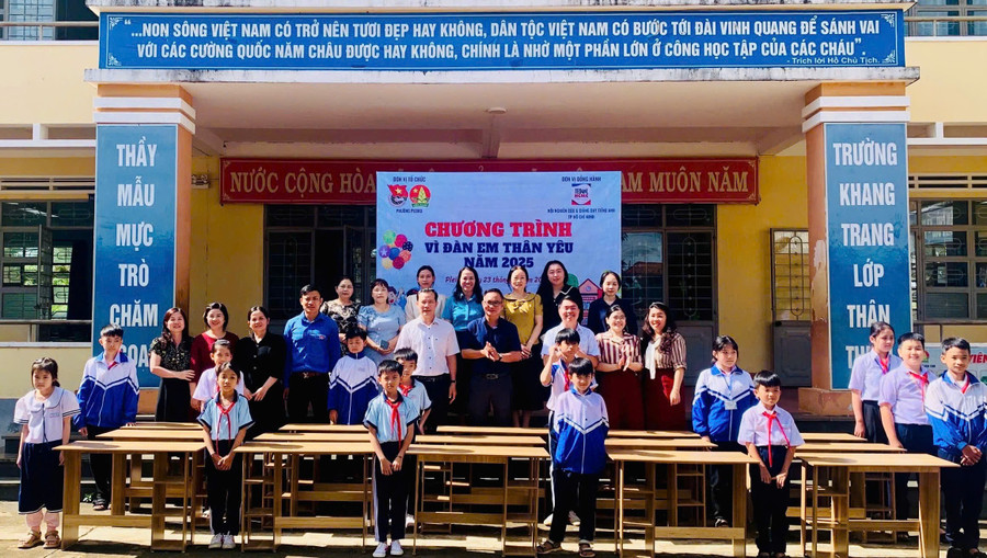 Tỉnh đoàn Gia Lai phối hợp với Hội nghiên cứu và giảng dạy tiếng Anh TP. Hồ Chí Minh tặng 15 góc học tập cho các đội viên Trường Tiểu học và THCS Lê Văn Tám. Ảnh: Xuân Hậu ban-to-chuc-tang-goc-hoc-tap-cho-hoc-sinh-truong-tieu-hoc-va-thcs-le-van-tam.jpg