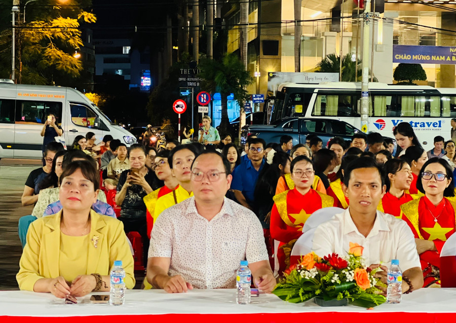 គណៈប្រតិភូចូលរួមកម្មវិធីសិល្បៈអបអរសាទរជោគជ័យនៃមហាសន្និបាតលើកទី១ គណៈកម្មាធិការបក្សខេត្ត Gia Lai។ រូបថត៖ P.L 5c4a651ec08512256410b6fd27f585be.jpg