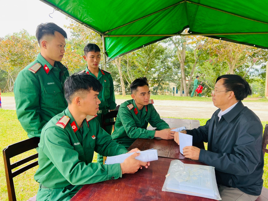 Thanh niên hoàn thành nghĩa vụ quân sự được tư vấn giới thiệu việc làm. Ảnh: M.N a6ba7ed5f1951fa245e1394a5fcdf6d1.jpg