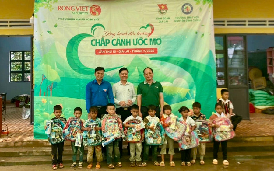 Đại diện Tỉnh Đoàn và nhà tài trợ tặng quà cho học sinh Trường Tiểu học và THCS Nguyễn Đình Chiểu. Ảnh: Khắc Long img-4460.jpg