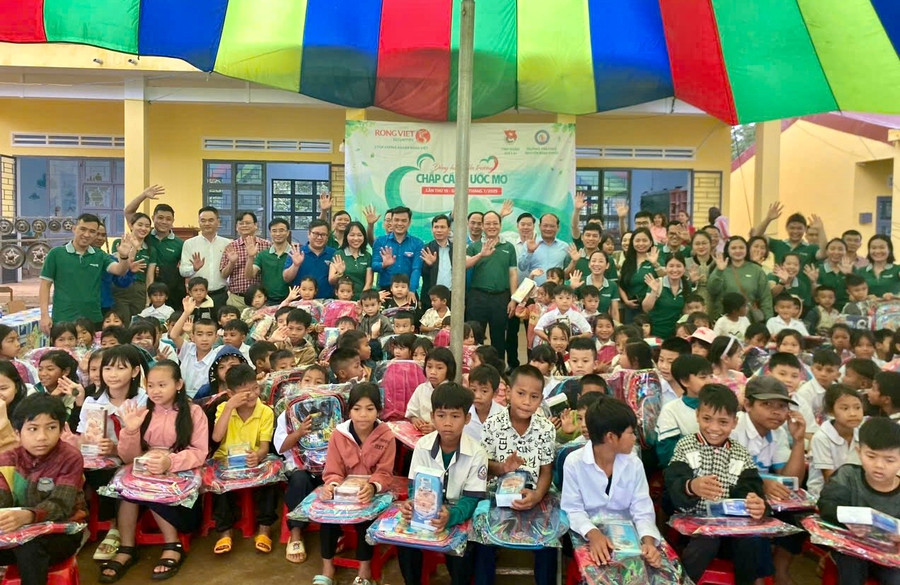 Chương trình“Đồng hành đến trường-Chắp cánh ước mơ” mang niềm vui đến cho học sinh Trường Tiểu học và THCS Nguyễn Đình Chiểu. Ảnh: Khắc Long img-4461.jpg