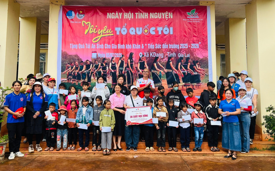 Ban tổ chức chương trình tặng học bổng cho thiếu nhi có hoàn cảnh khó khăn. Ảnh: P.L c5ef79bcb8743d61e7f966cc8e0a289b-275.jpg