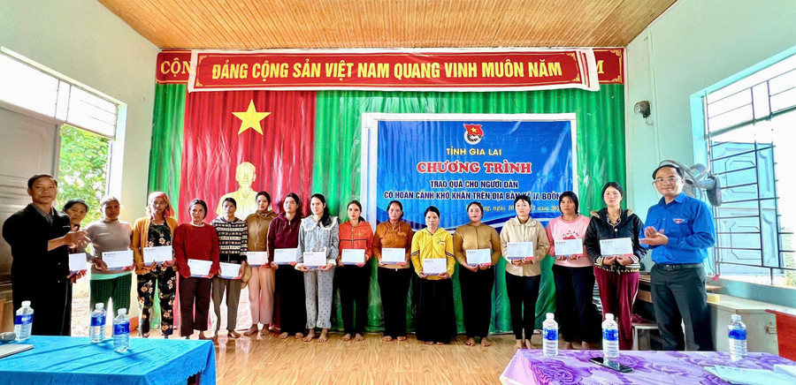 anh-do-duc-thanh-bia-phai-pho-bi-thu-thuong-truc-tinh-doan-gia-lai-tang-qua-cho-nguoi-dan-xa-ia-boong.jpg