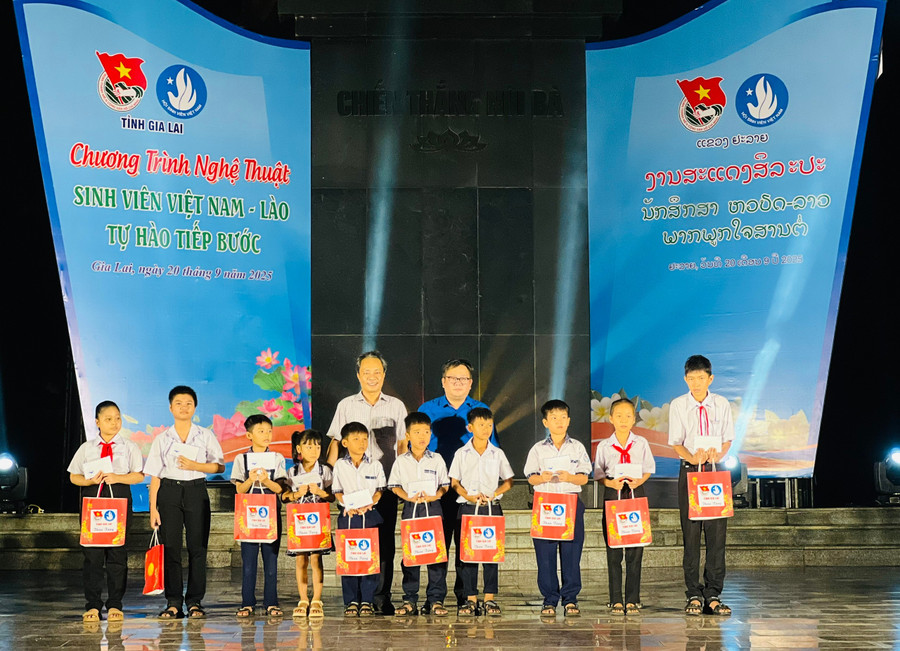 10 em thiếu nhi có hoàn cảnh khó khăn được nhận phần quà từ Tỉnh đoàn Gia Lai. Ảnh: M.N 10-em-thieu-nhi-co-hoan-canh-kho-khan-cua-xa-cat-tien-duoc-nhan-phan-qua-cua-tinh-doan-gia-lai.jpg